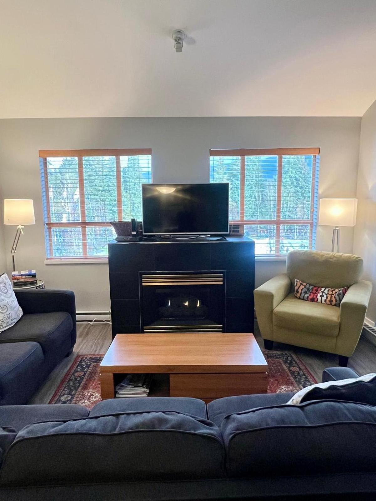 Tyndalstone Lodge 3 Bedroom In The Heart Of Village North Whistler Exterior photo