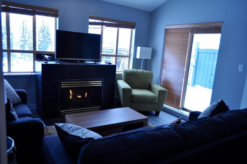 Tyndalstone Lodge 3 Bedroom In The Heart Of Village North Whistler Exterior photo