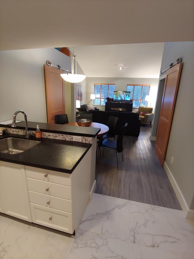 Tyndalstone Lodge 3 Bedroom In The Heart Of Village North Whistler Exterior photo